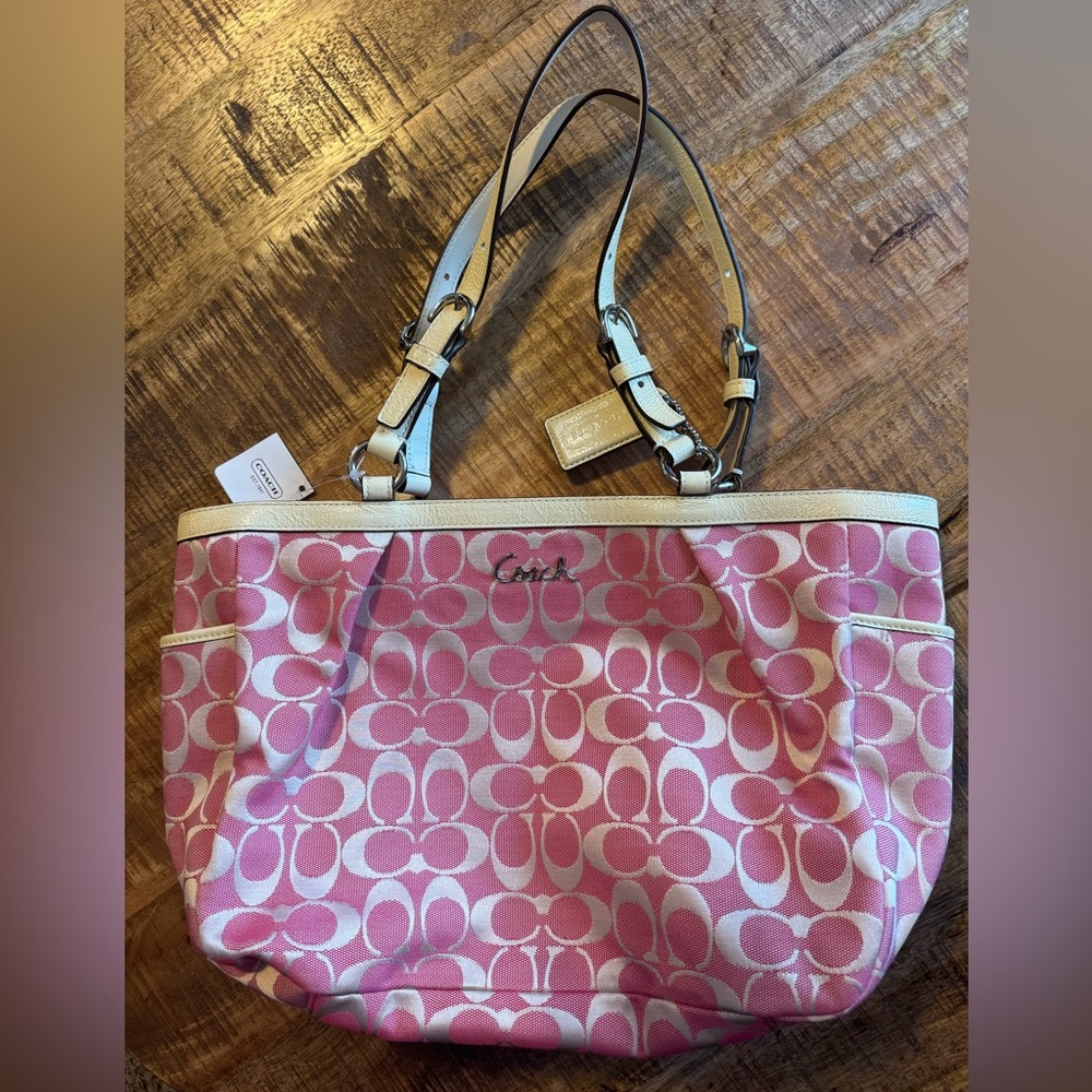 Signature East/West Tote (Coach Style F17726)